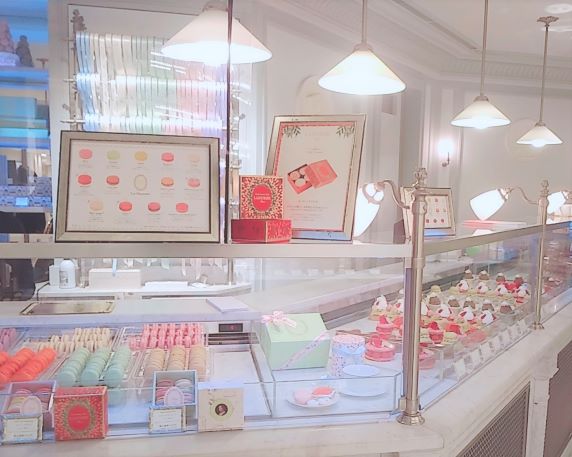 銀座/有楽町/中央区【ここはフランス王宮！？LADUREE(ラデュレ)】東京ひとりおしゃれカフェ巡り散歩