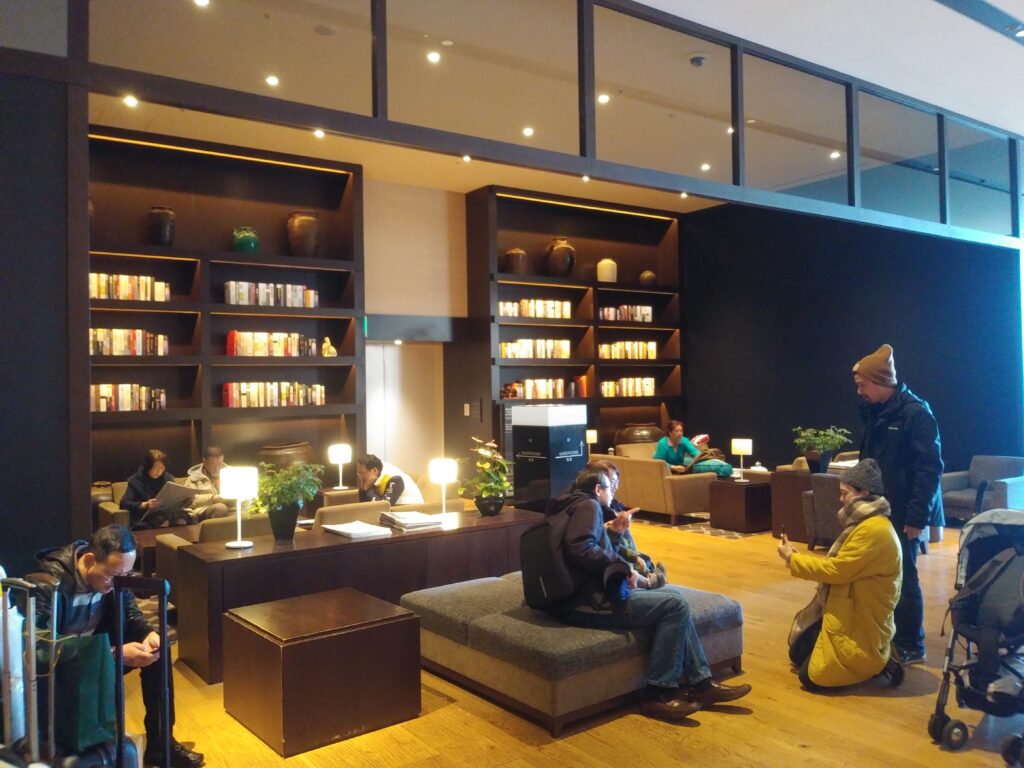 新宿歌舞伎町【ゴジラに会える！ボン ジュール ホテルグレスリー新宿】東京おしゃれカフェ巡り散歩