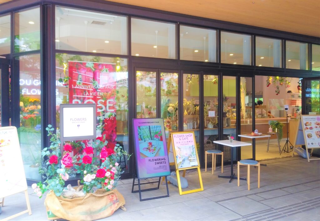 立川【どのメニューにもお花が！FLOWERS BAKE & ICE CREAM日比谷花壇 <GREEN SPRINGS ( グリーンスプリングス ) >】東京おしゃれカフェ巡り散歩