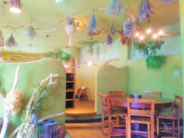 東京：吉祥寺/武蔵野【メルヘンな建物！TEA HOUSE はっぱ <吉祥寺プティット村 ＞】ひとりおしゃれカフェ巡り散歩