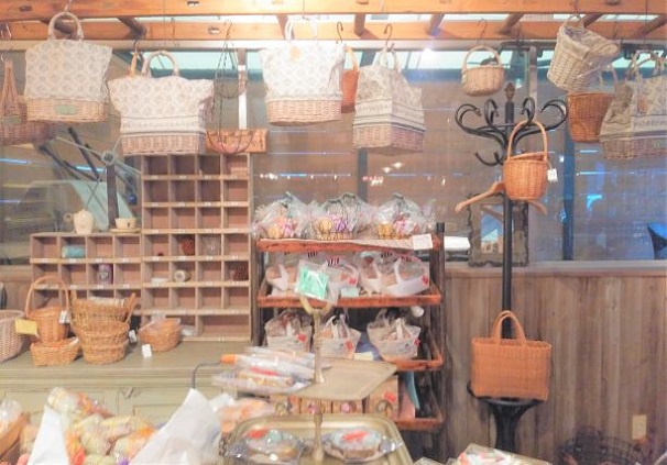 【ハイジみたいな装飾！八王子三大洋菓子店！】Park Side Cafe BASEL （バーゼル）富士森公園店 ：東京おしゃれカフェ巡り散歩