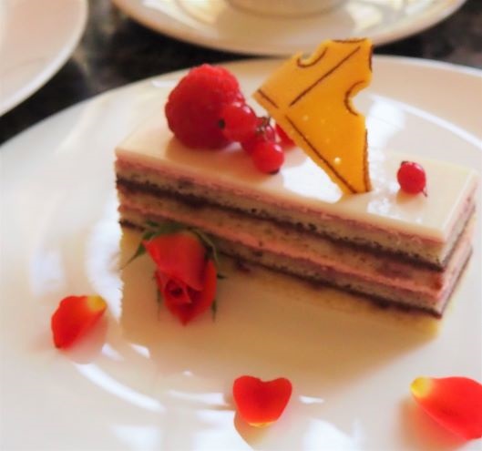 【攻略！パークに入らなくても楽しむ方法！】ディズニーランドホテル(DISNEY LAND HOTEL)