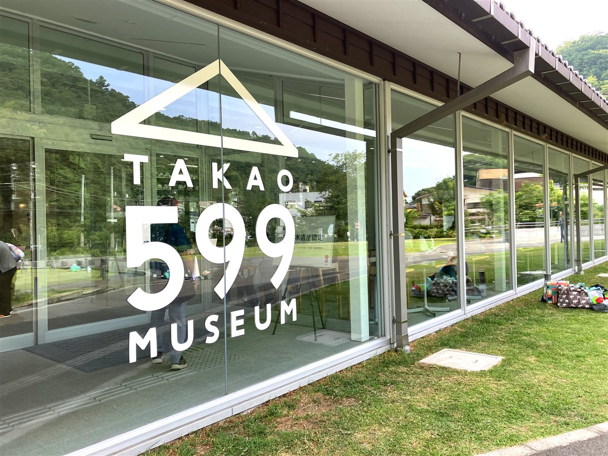 ガラスに描かれたTAKAO 599 MUSEUMのロゴ