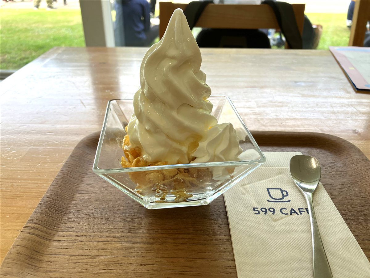 コーンフレークの上にソフトクリームとはちみつがかかった高尾はちみつサンデー