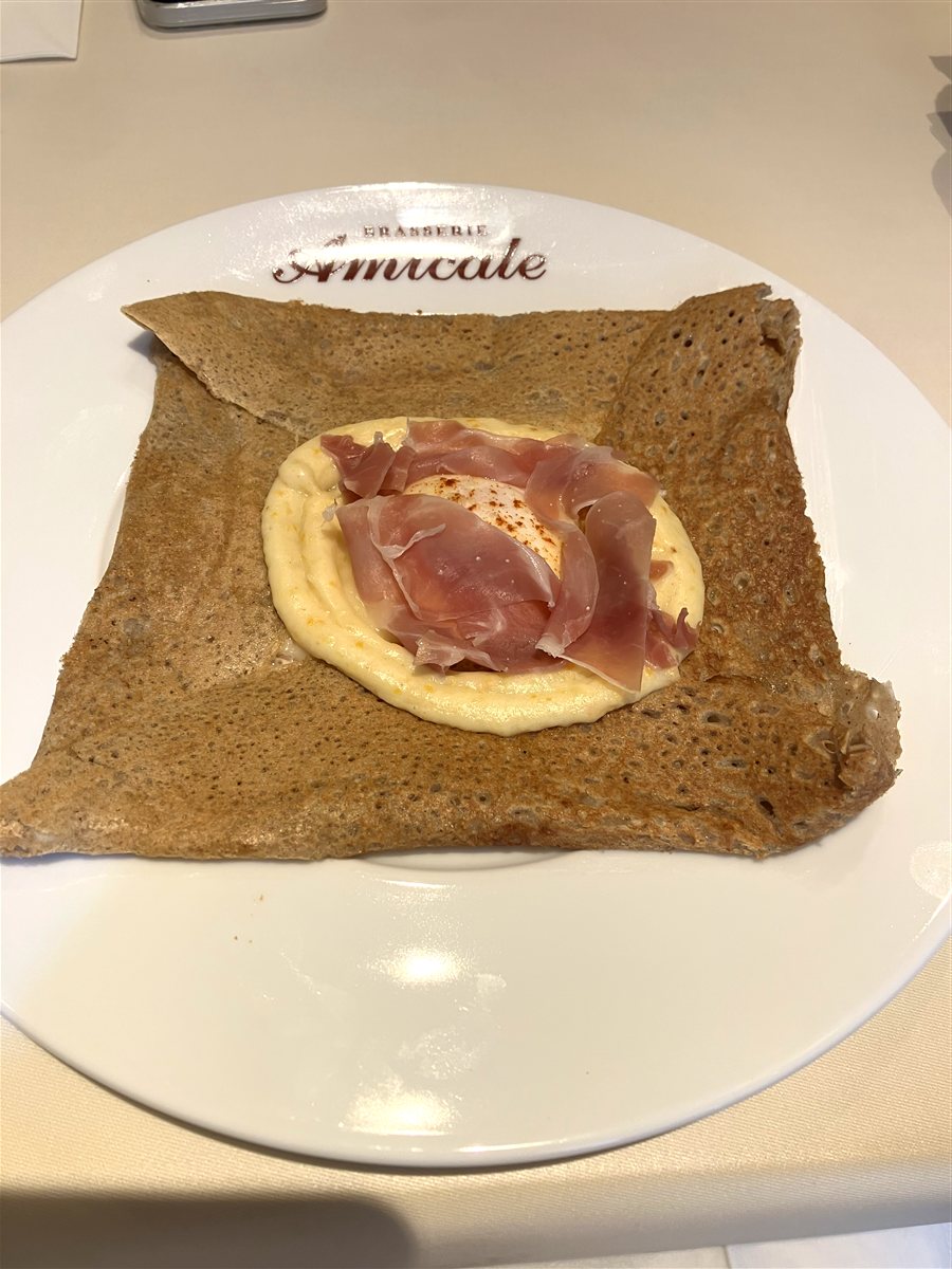 生ハムとクリームソース、半熟たまごがのったそば粉のガレット