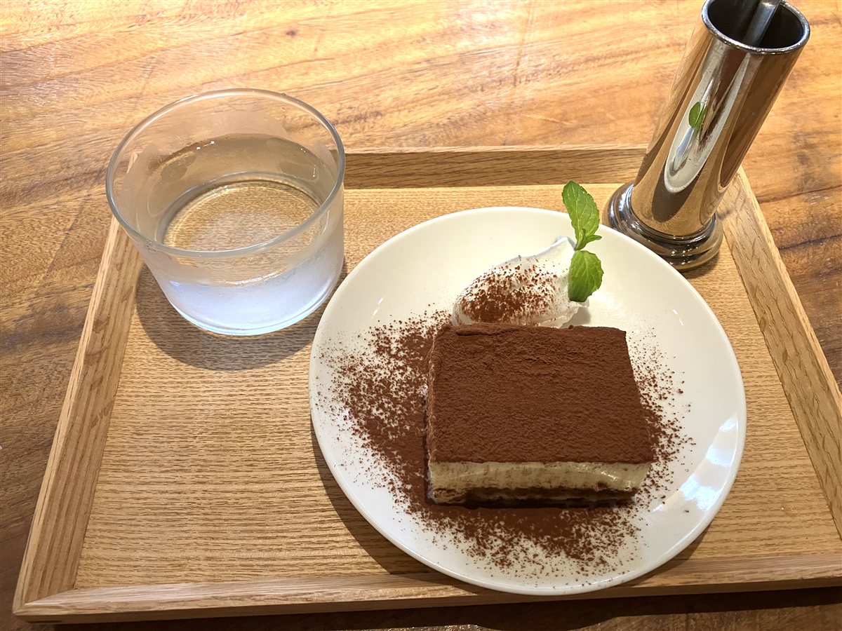 MUJI HOTELと同フロアのCoffee & Salonのティラミス
