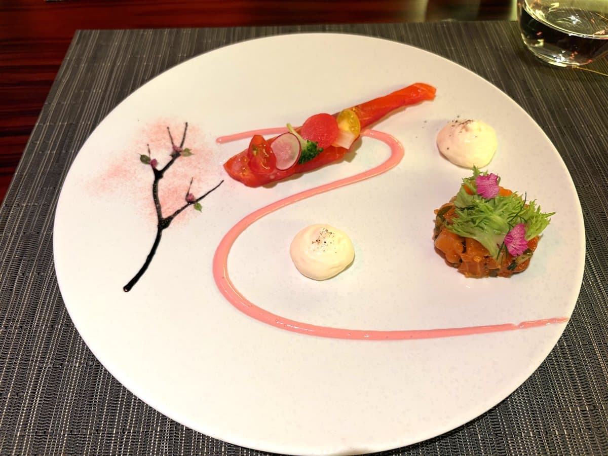 桜の枝が描かれたサーモンのマリネの前菜