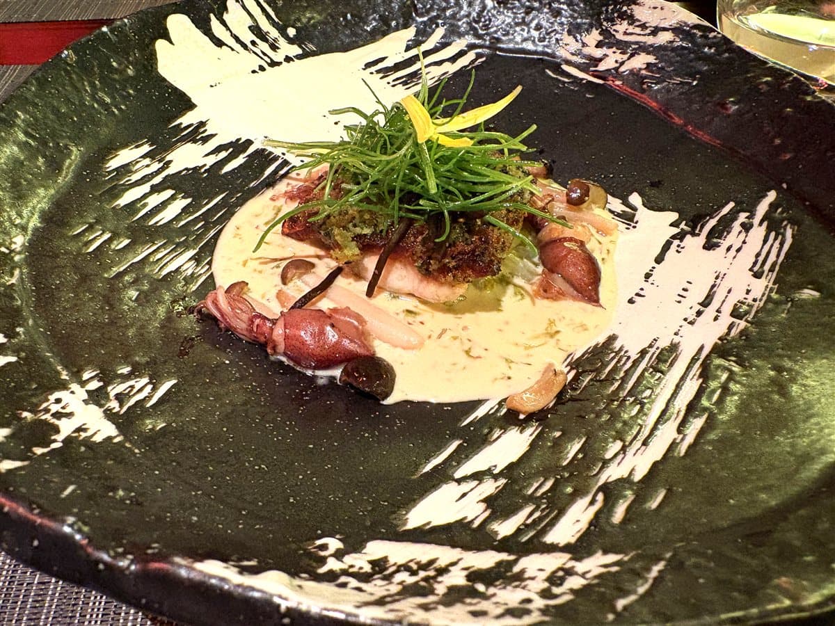 野沢菜のクルートを纏ったイサキのポワレとホタルイカ