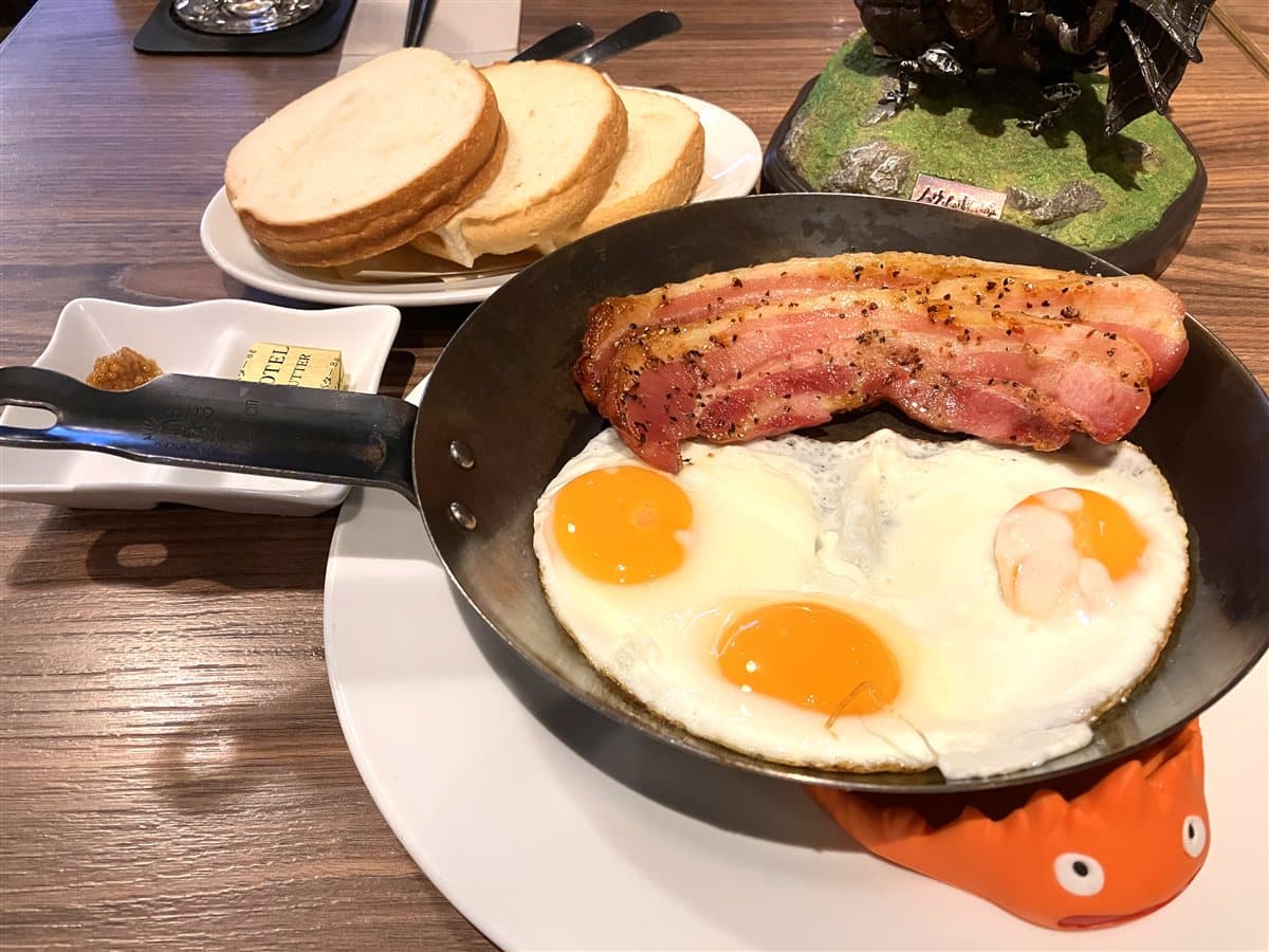 吉祥寺コーンバレーのジブリ飯オマージュコース（フライパン目玉焼きとベーコン）