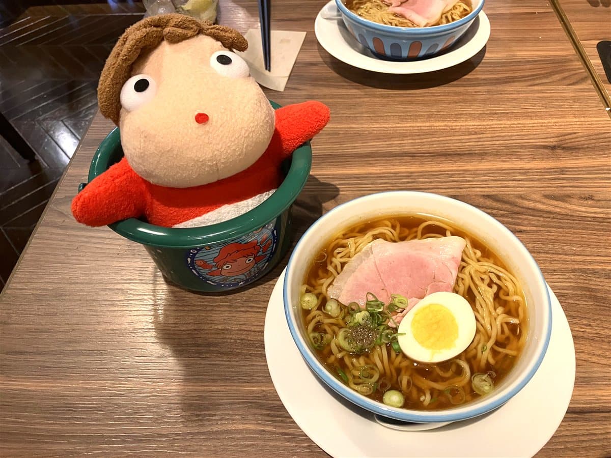 ポニョのぬいぐるみと一緒に提供されるハム入りラーメン