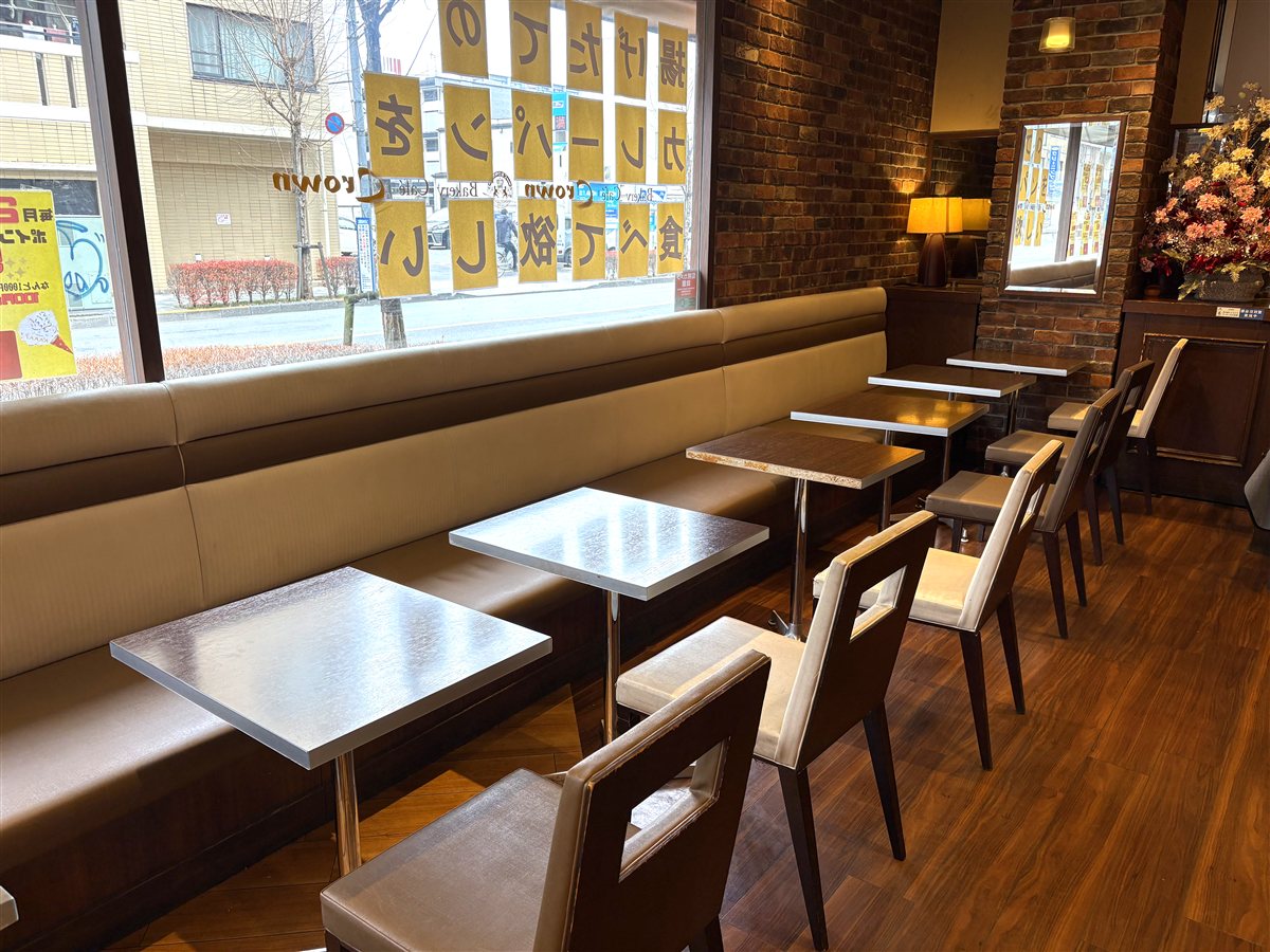 ベーカリーカフェクラウン立川店の店内 レンガ壁とソファ席