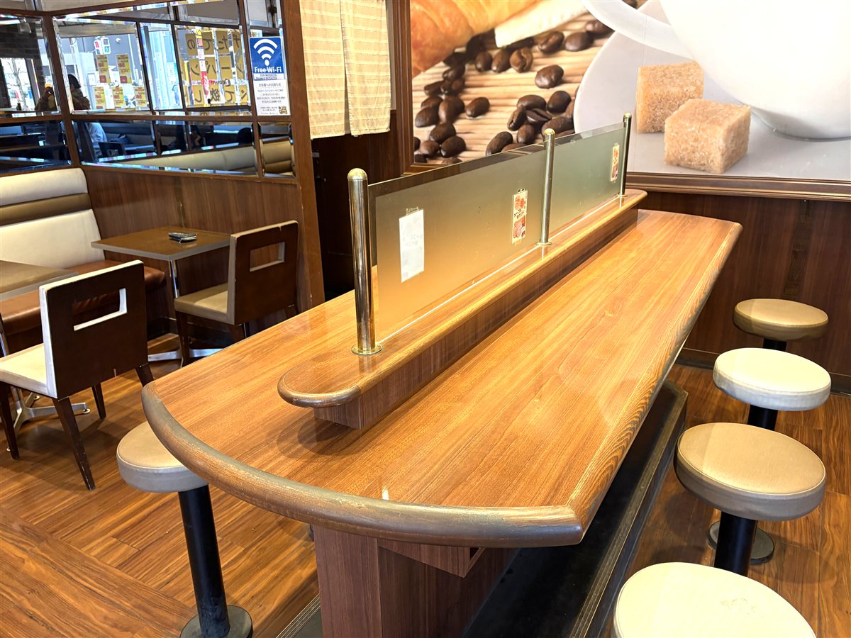 ベーカリーカフェクラウンのカウンター席とFree Wi-Fi