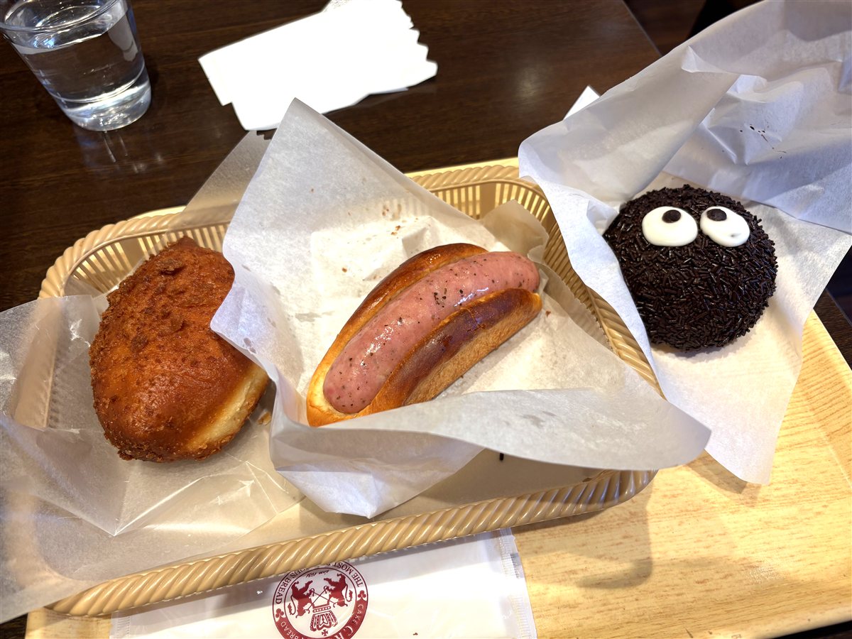 ベーカリーカフェクラウンのカレーパン・あらびきソーセージ・まっくろくろすけ