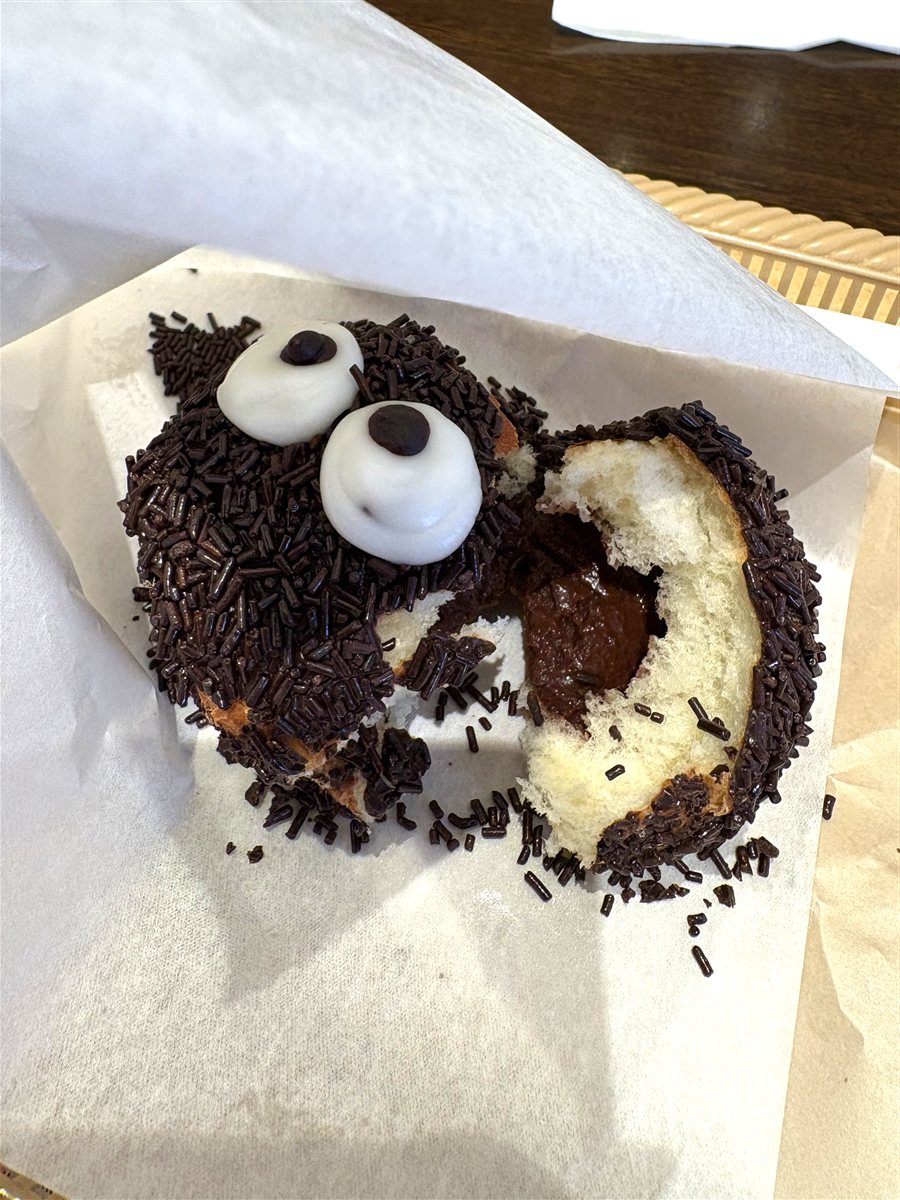 まっくろくろすけパンを割った断面 中はチョコクリーム
