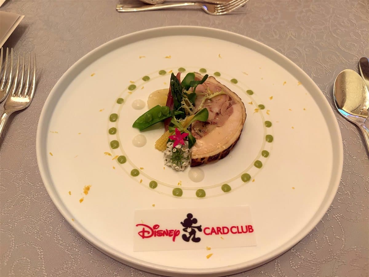 Disney CARD CLUBのロゴプレートが添えられた前菜