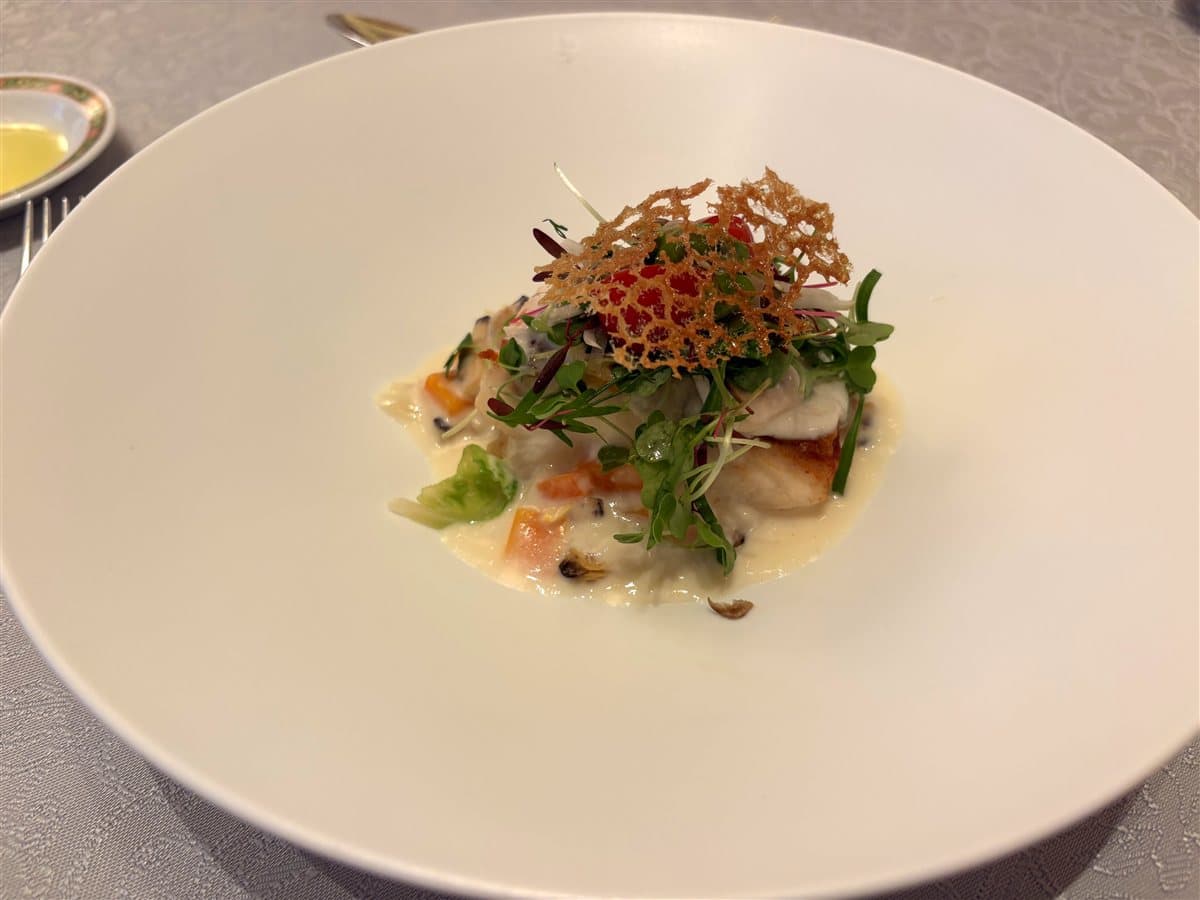 白身魚のクリームソース仕立てのメイン料理
