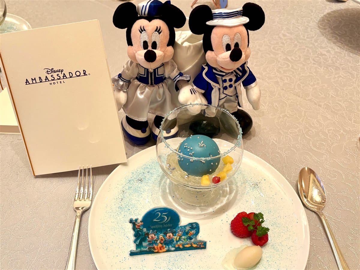 25 Sparkling Jubileeのチョコプレート付きデザート