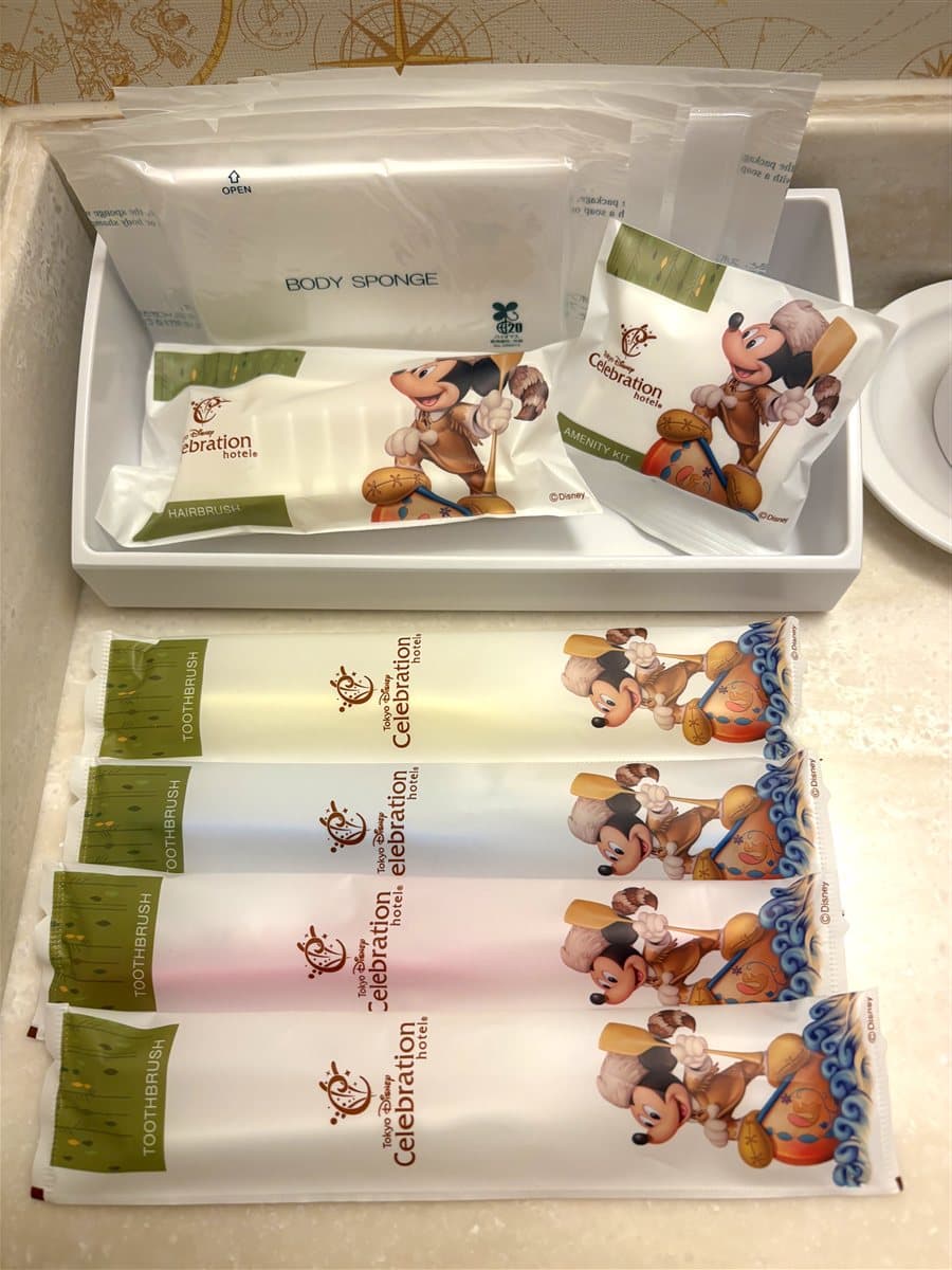 探検家ミッキー柄の歯ブラシ4色とアメニティキット