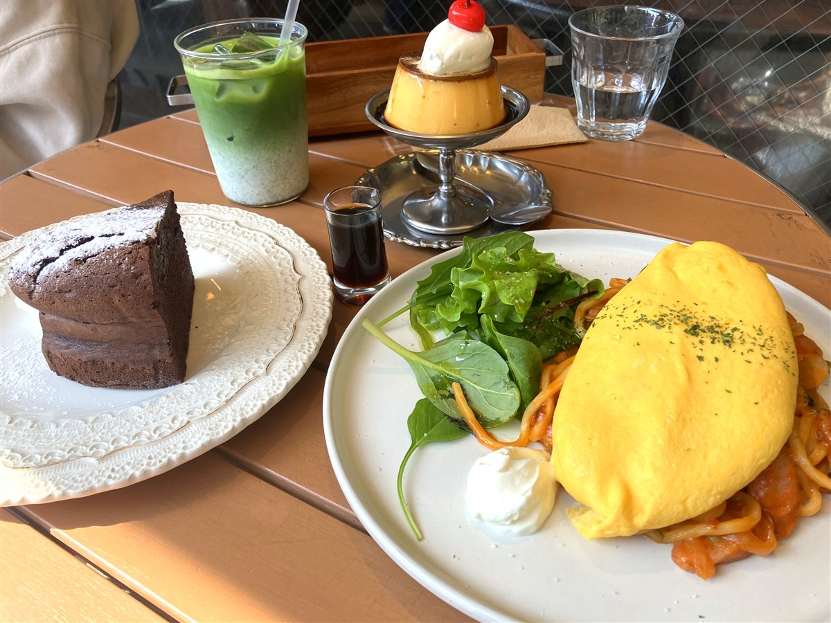 東京オムナポリタンとガトーショコラ、クリームがのったプリン、抹茶ラテ