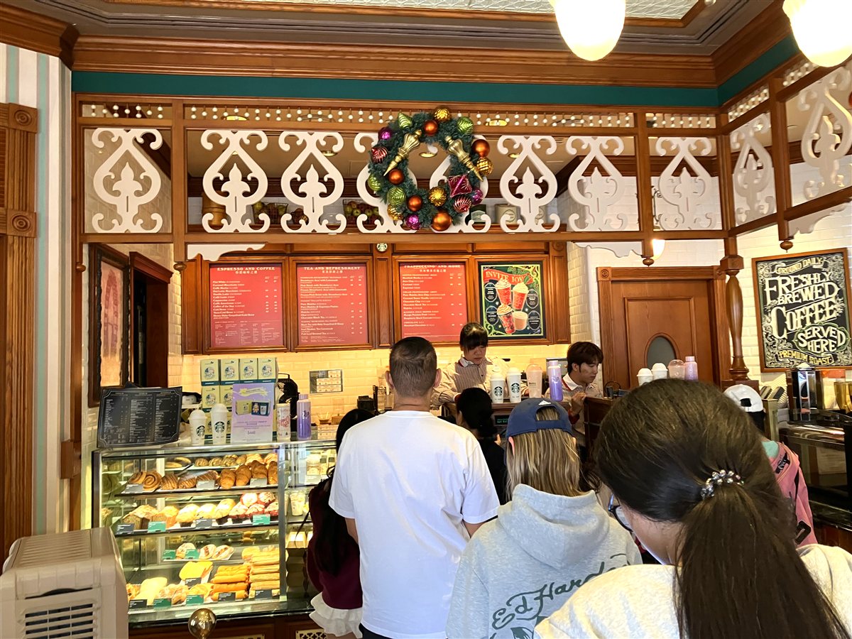 マーケット・ハウス店内のレジカウンターとメニューボード、クリスマスリース