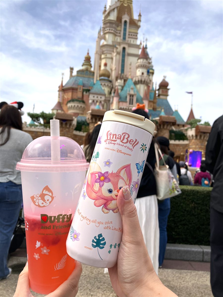 お城を背景にしたリーナベルのタンブラーとダッフィー柄カップ