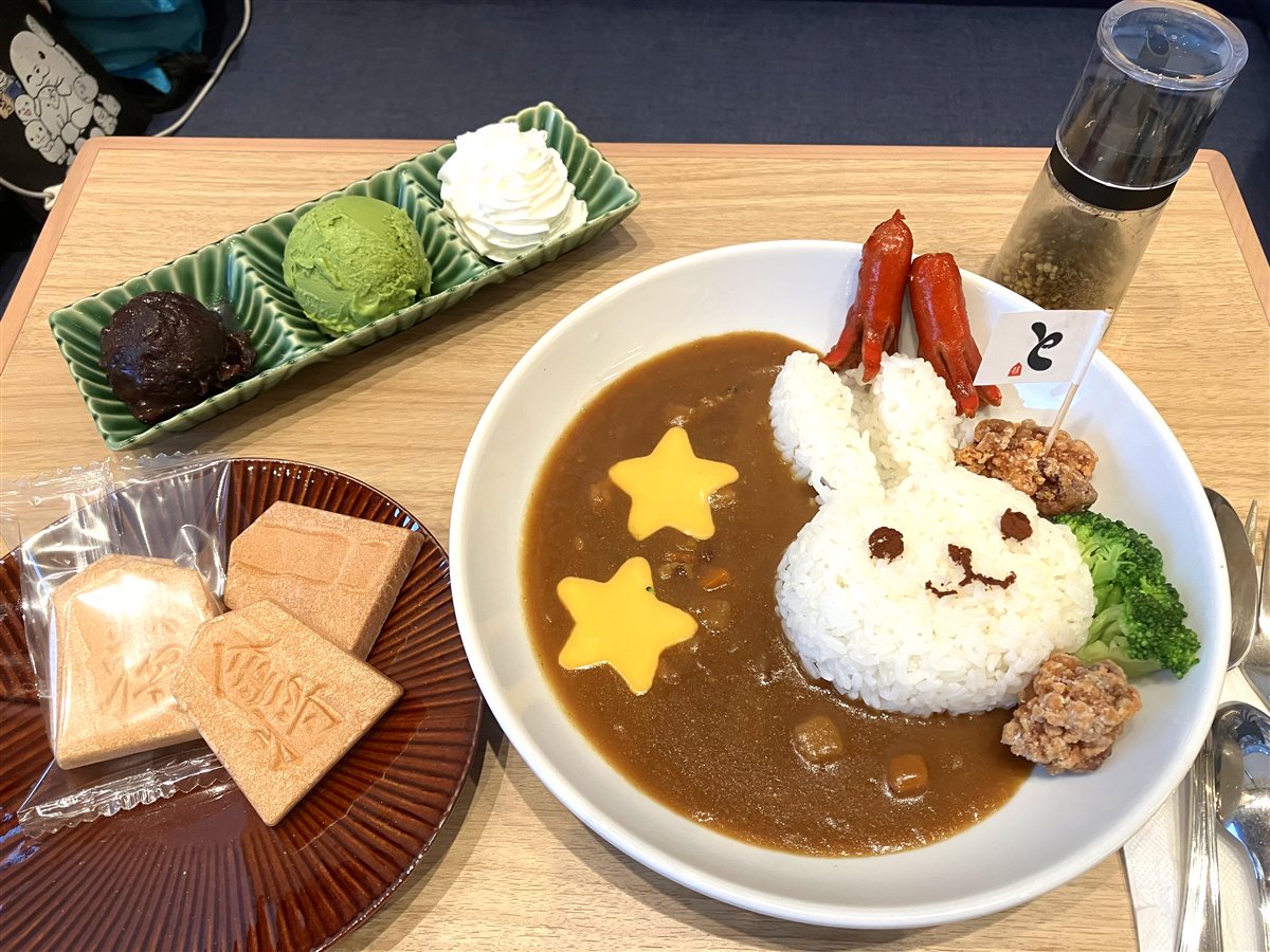 うさぎの形のライスに星形チーズ、タコさんウインナー、と金の旗がのった甘口カレー