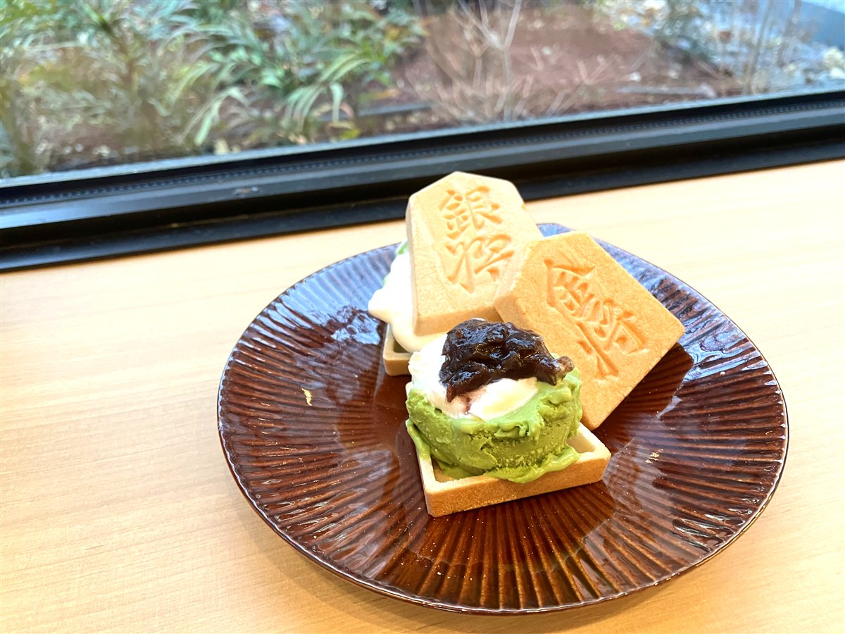 銀将と王将の焼印が入った駒型もなかに抹茶アイスとあんこを挟んだ駒もなか