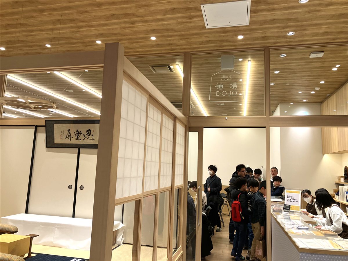 ガラス張りの将棋道場と和室の対局スペース