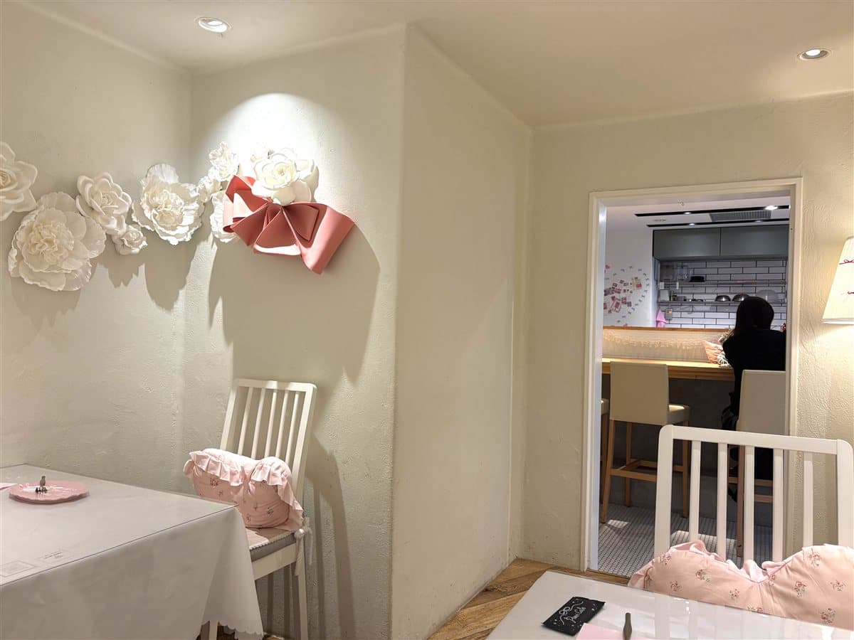 pimiri cafeの白いペーパーフラワーとピンクリボンの壁