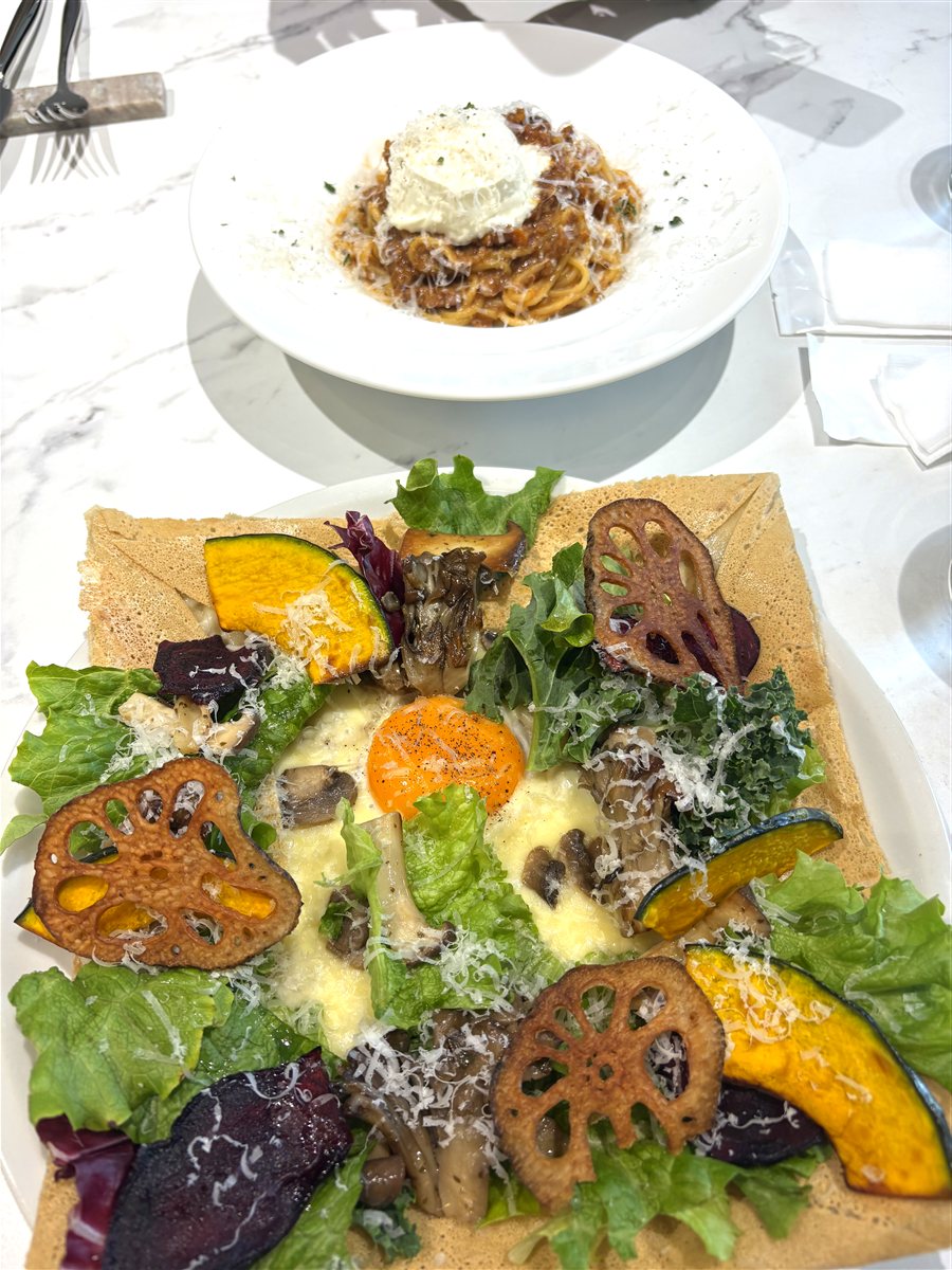 そば粉のガレット。半熟卵を中心にかぼちゃ・れんこんチップ・きのこ・チーズと野菜がたっぷり