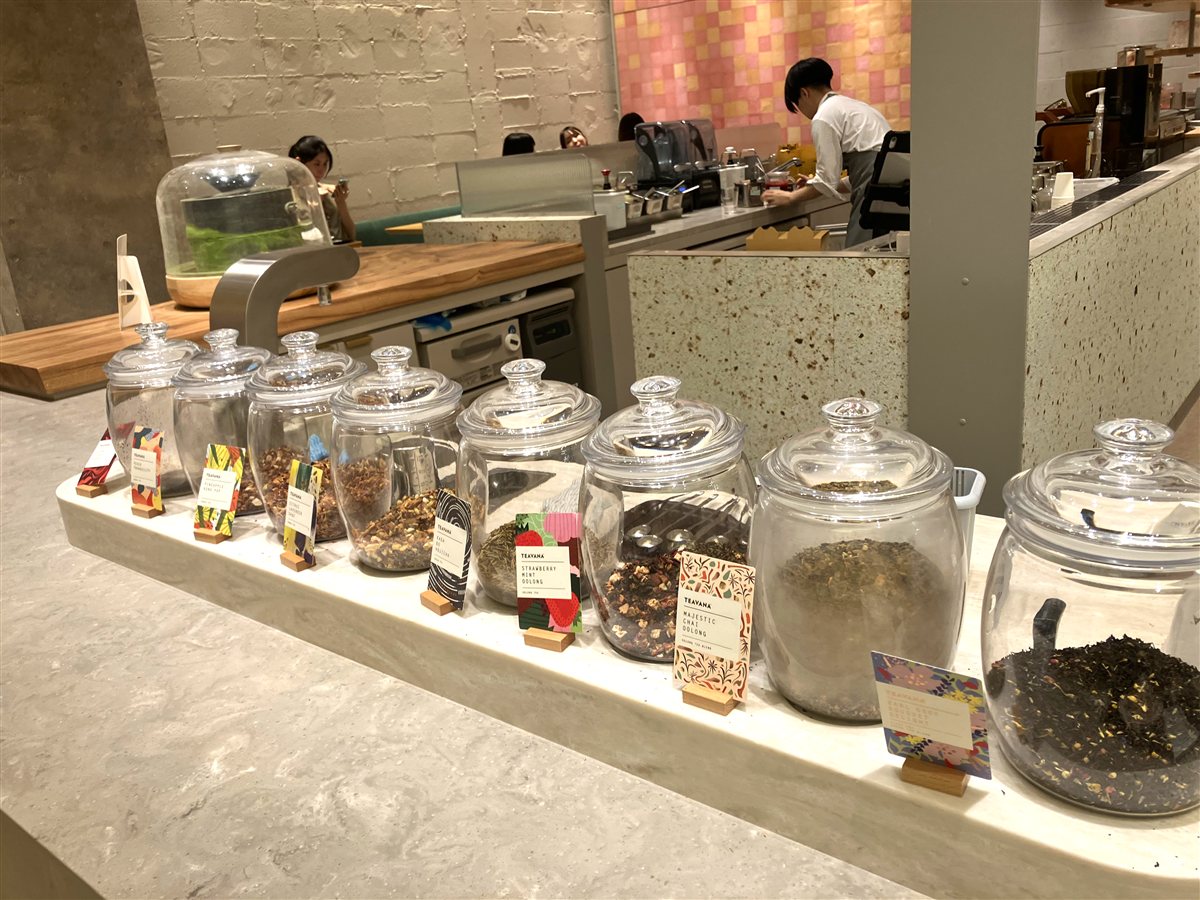 カウンターに並ぶTEAVANAの茶葉が入ったガラスジャー