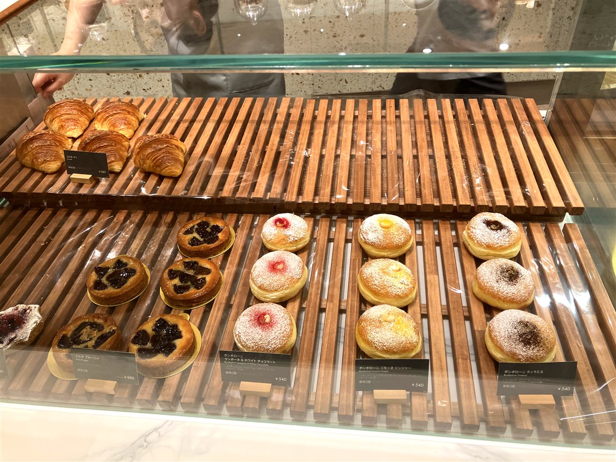 ショーケースに並ぶボンボローニとコルネッティ