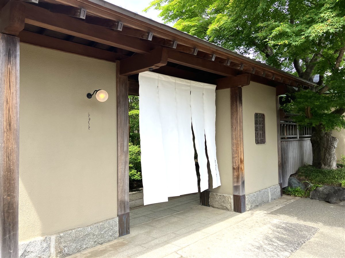 Auberge TOKITOの白いのれんの門