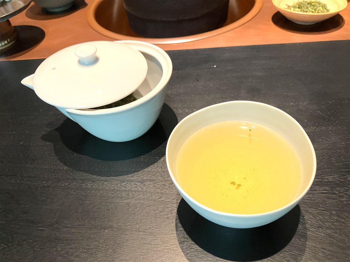 白い宝瓶と淹れたての煎茶