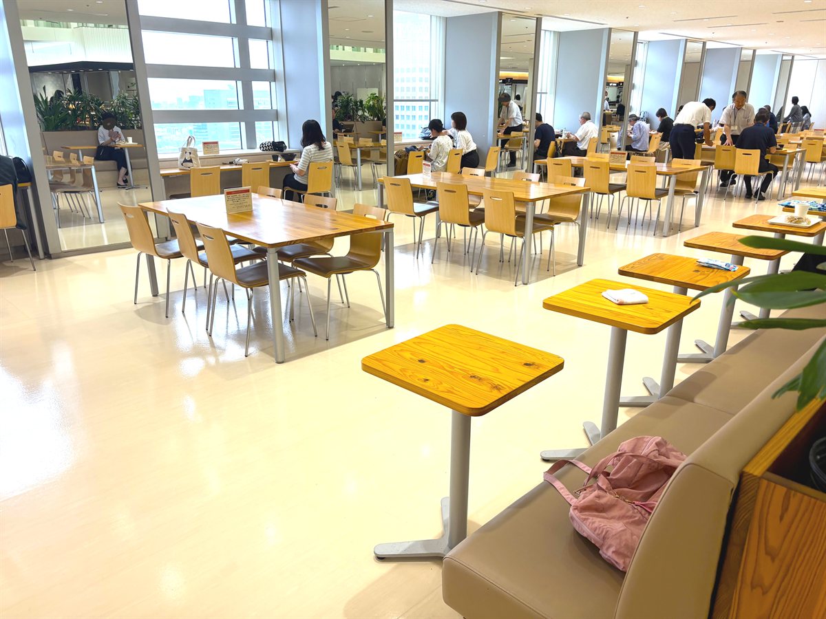 都庁第一本庁舎32階の職員食堂。明るく広々としたテーブル席