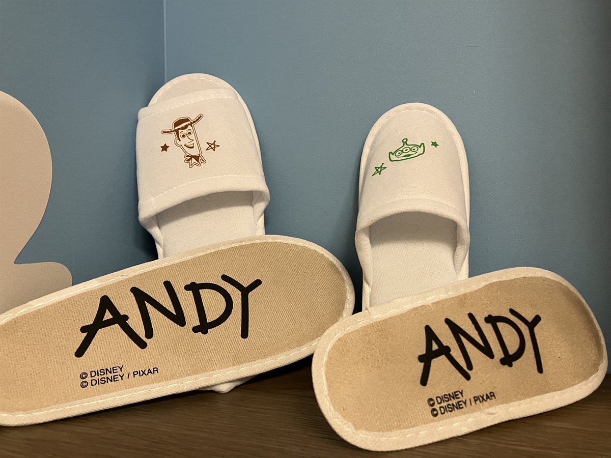 トイストーリーホテルのスリッパ。裏にANDYの文字、甲にウッディとエイリアンのイラスト