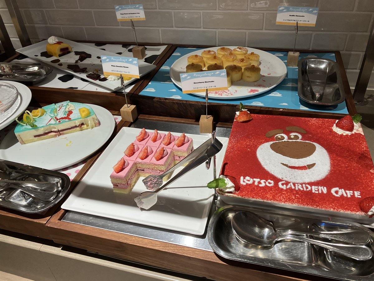 ロッツォ・ガーデンカフェのデザートコーナー。ロッツォの顔が描かれた大きなケーキ
