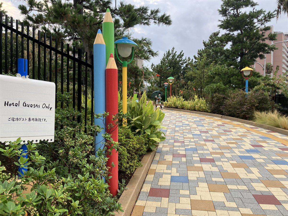 トイストーリーホテルの「Hotel Guests Only ご宿泊ゲスト専用施設です」の看板と色鉛筆のポール