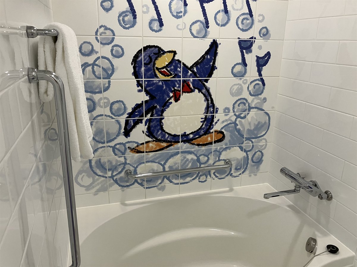 トイストーリーホテルのバスルーム。壁のタイルにペンギンのウィージーが描かれている