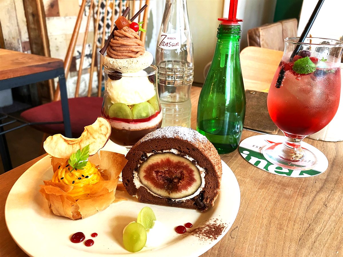 cafe WALLの3種のよくばりおやつプレートと自家製mixベリー酢ソーダ