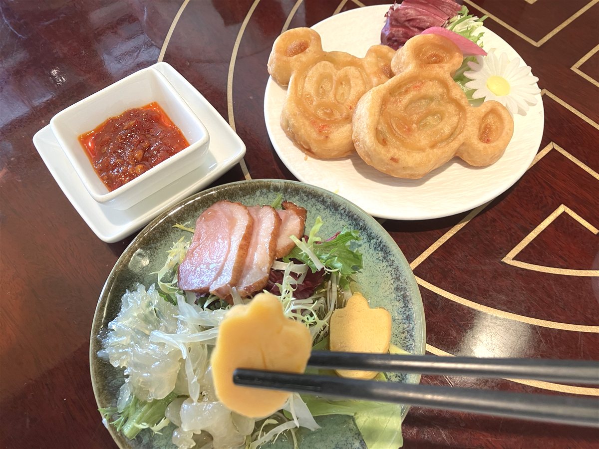 クリスタル・ロータスの前菜、鴨肉のスモークとクラゲの冷製と、ミッキーの形をした海鮮チヂミ