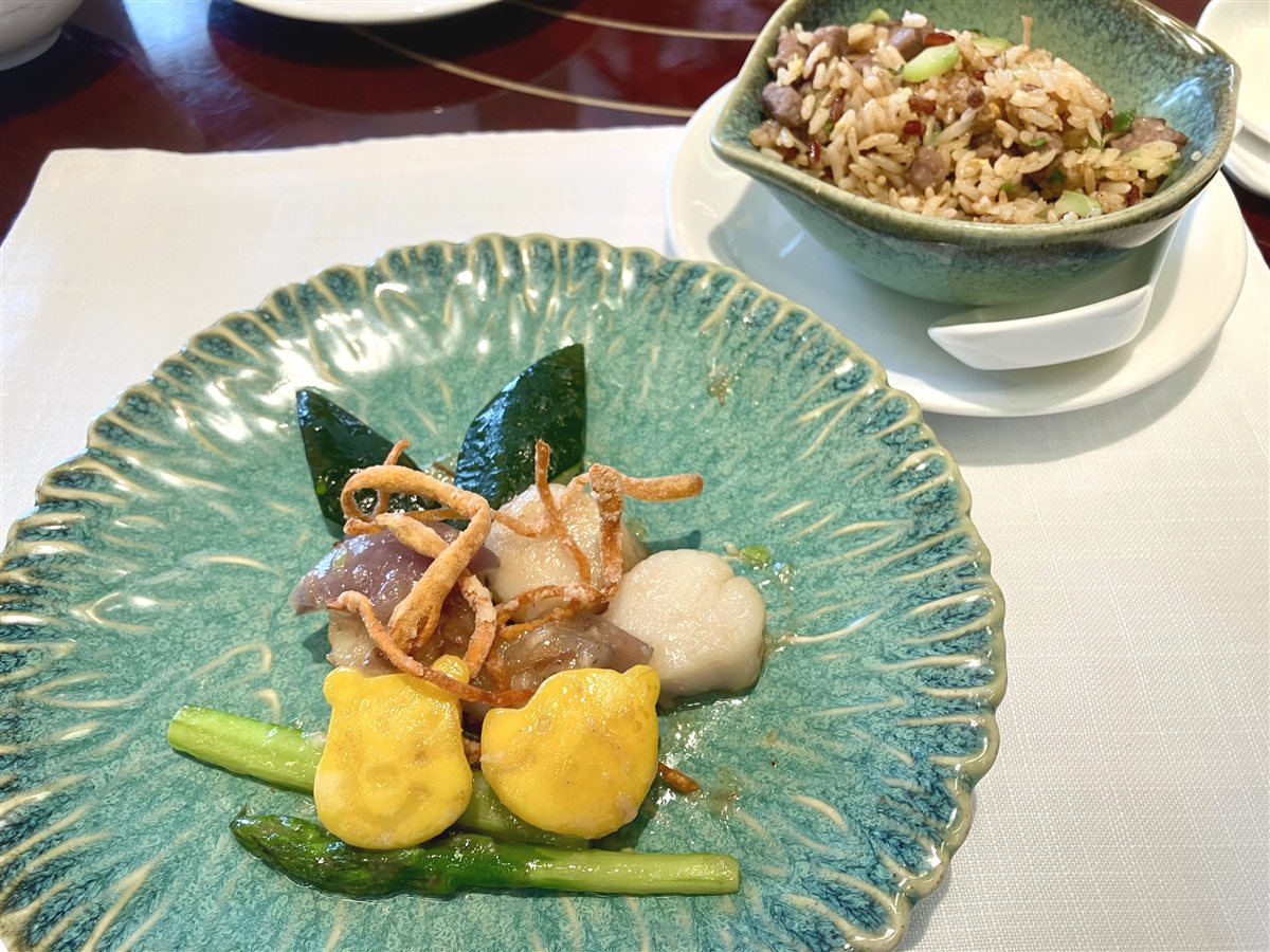 ほたてとサナギタケの炒め物と、和牛と貝柱の赤米チャーハン