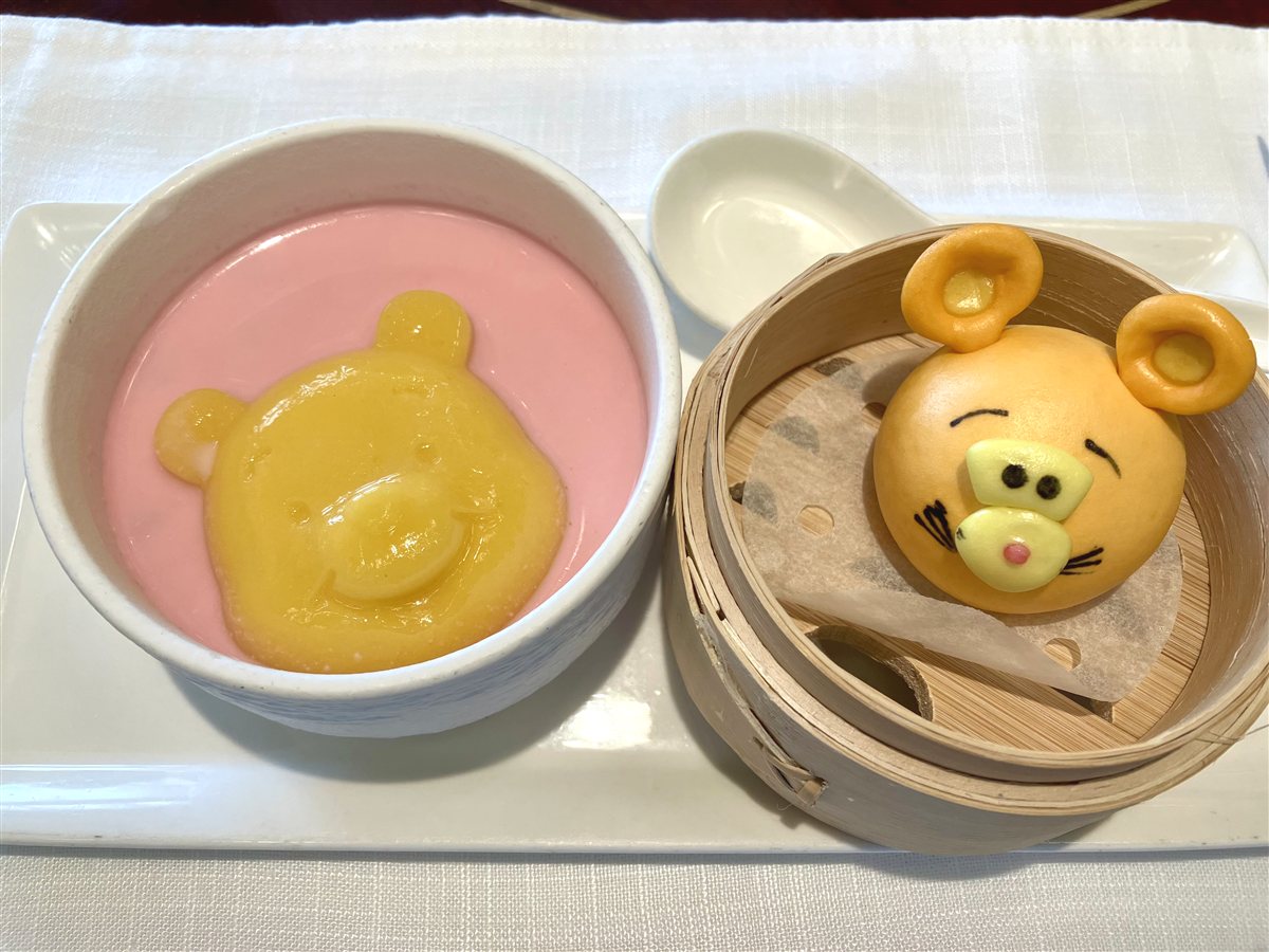くまのプーさんの顔が浮かんだピンクの楊枝甘露と、ティガーの形をした蒸し饅頭