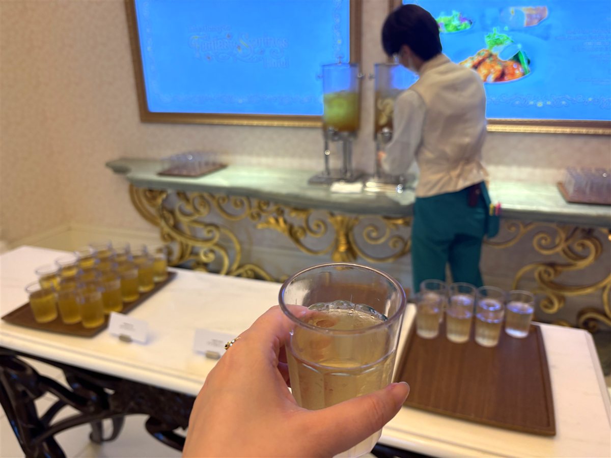 金の装飾のコンソールに置かれたウェルカムドリンクのサーバー
