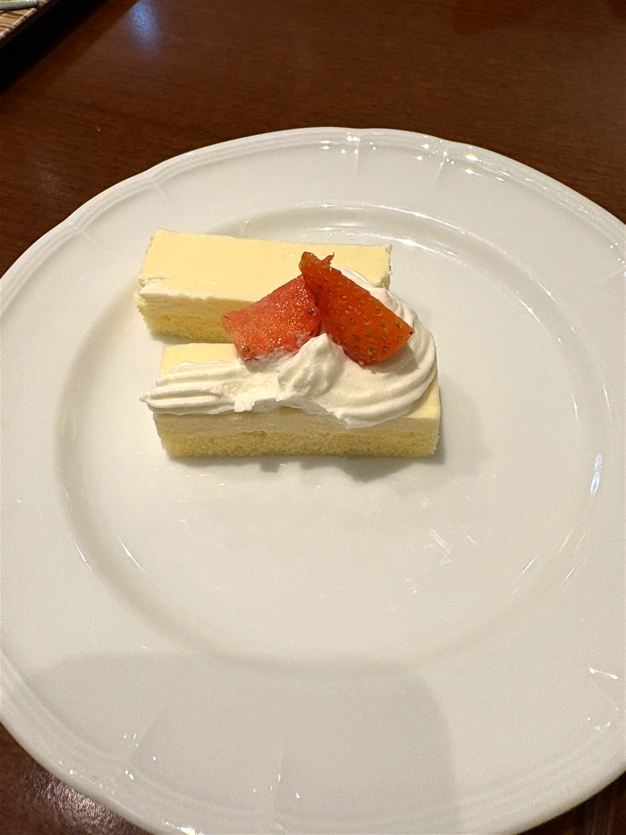 いちごとクリームがのったチーズケーキ