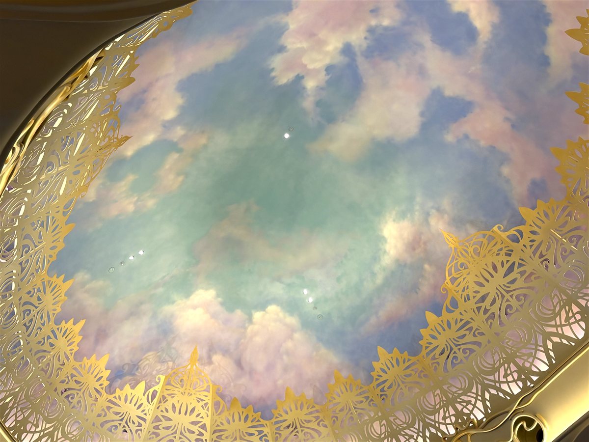 金の透かし細工に囲まれた雲の天井画