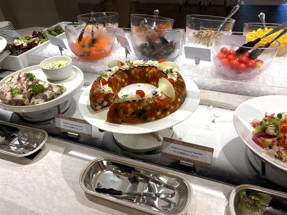 タコと野菜のテュルバンとチキンと砂肝のプレッセが並ぶ前菜コーナー