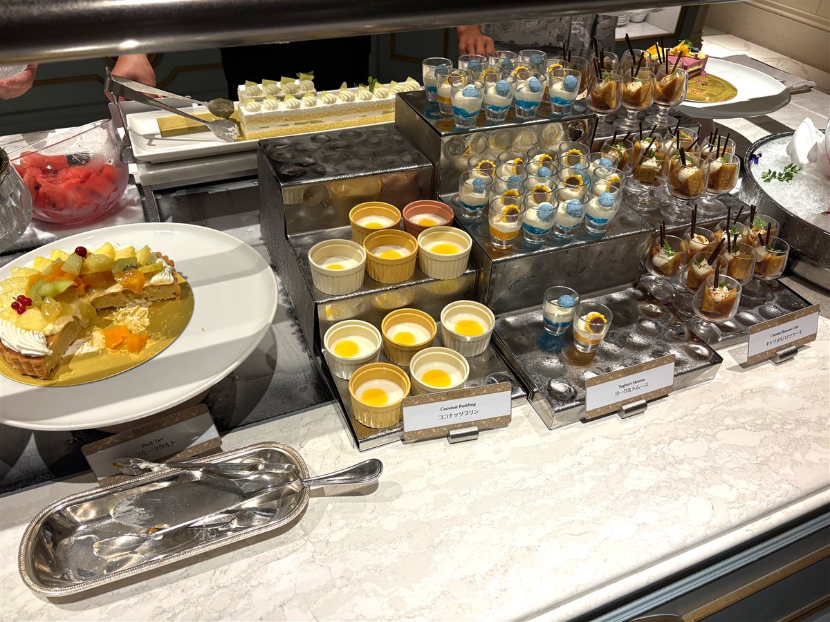 フルーツタルトやココナッツプリンが並ぶデザートコーナー