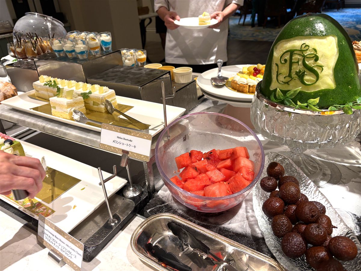 メロンショートケーキとFSのロゴが彫られたメロンの飾り